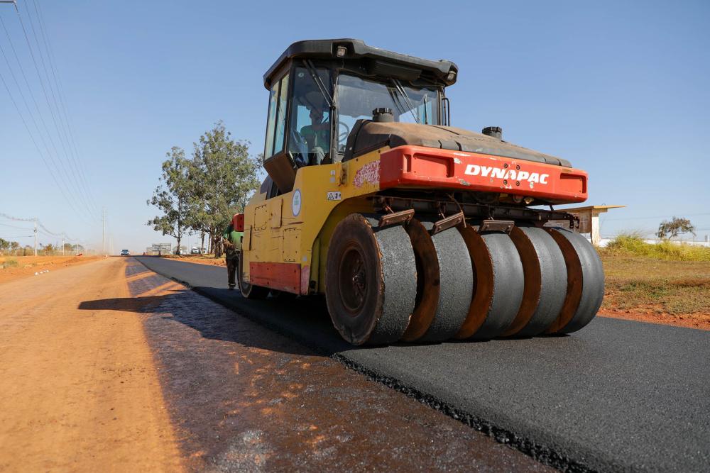 Capa da notícia: Equipes finalizam primeira etapa de pavimentação da marginal da BR-040